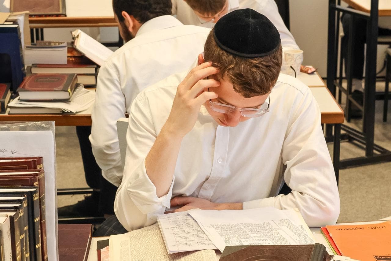 A bachur learning in the beis medrash