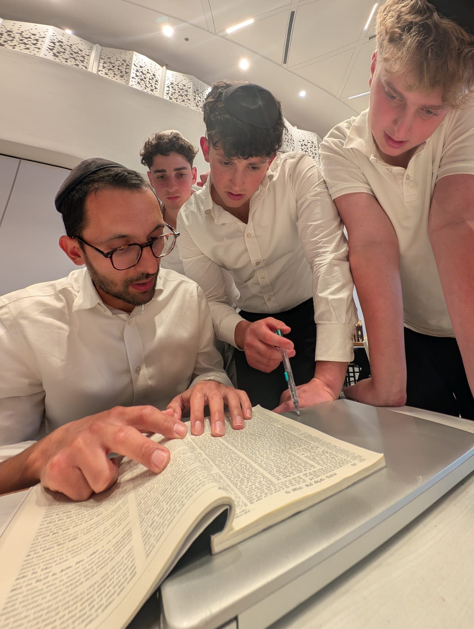 Bachur arriving in Yerushalayim